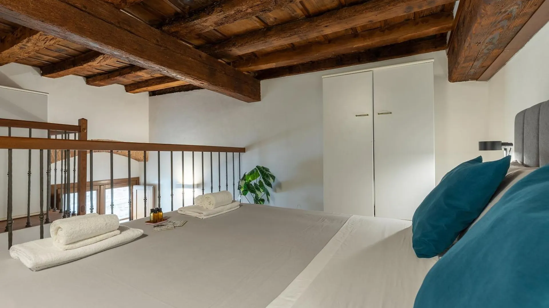 Dimora Storica Uffizi & Ponte Vecchio Apartment Florence